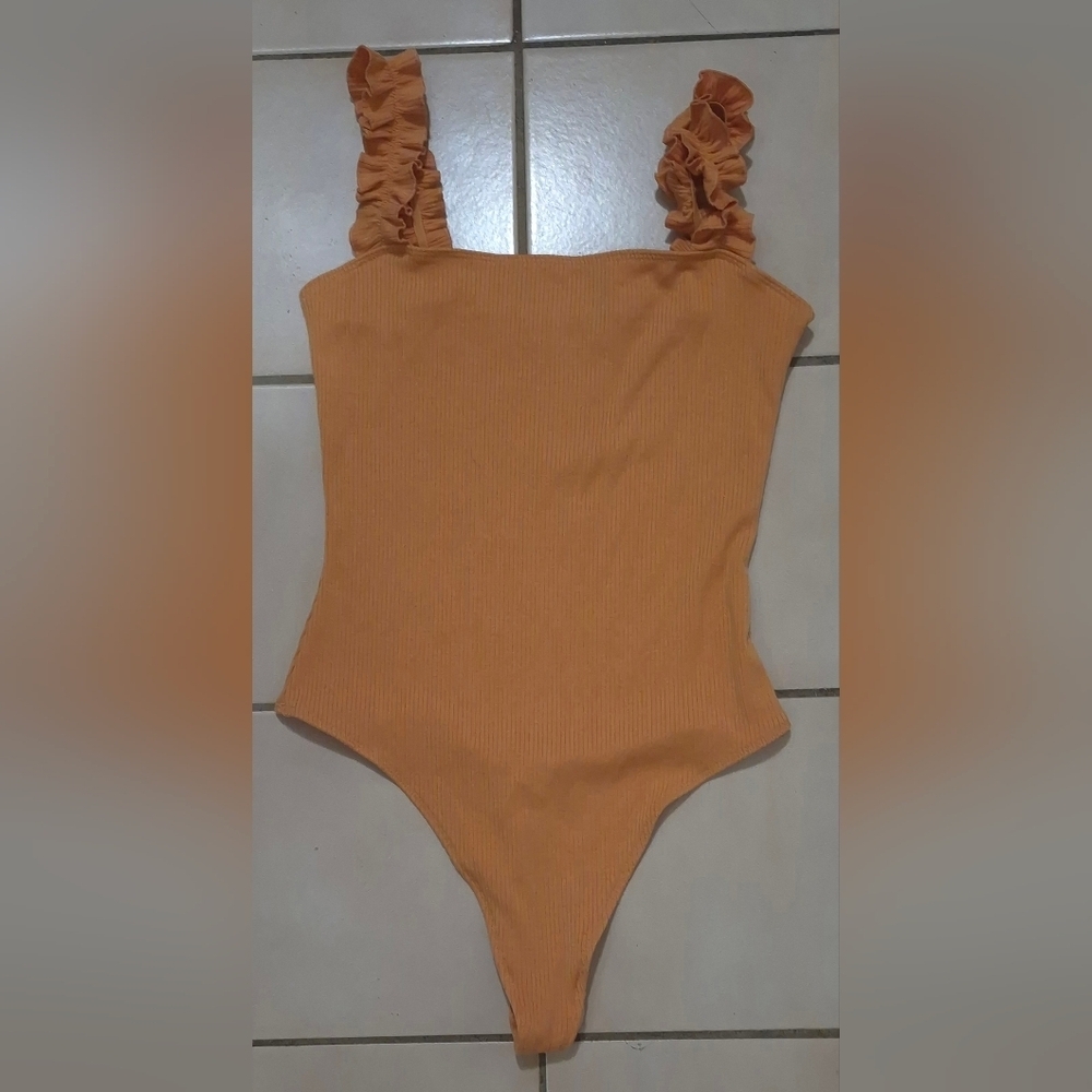 Artzia Sunday Best Ribbed Ruffle Strap Bodysuit – Peach (S)